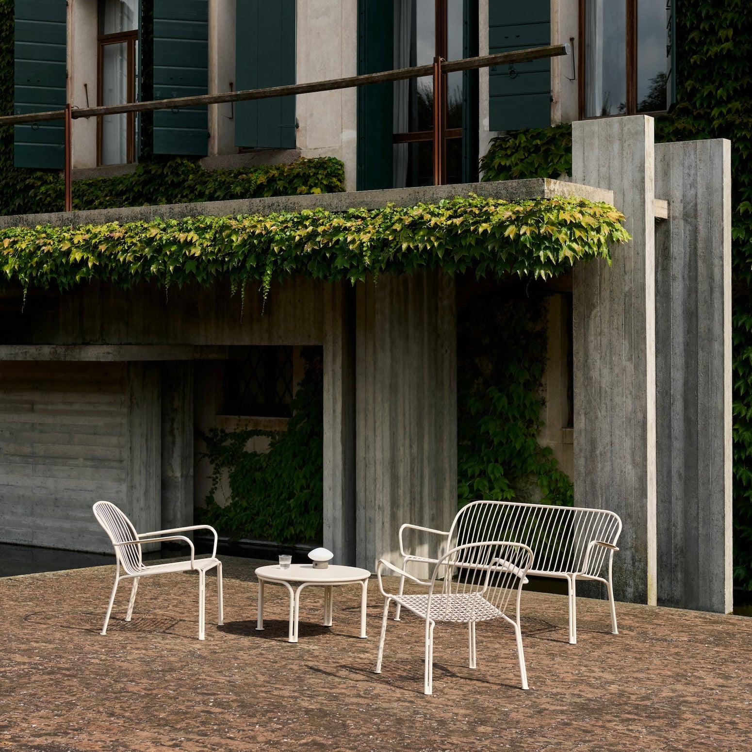 Disse utemøblene vil vi møblere uterommet med fremover! Den superfine utemøbelserien Thorvald, er designet av Space Copenhagen for &tradition. 