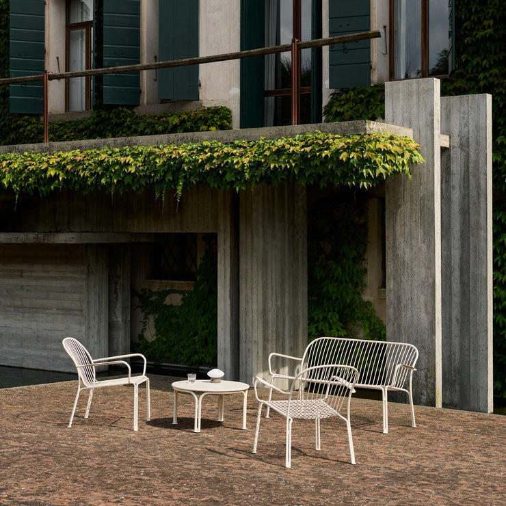 Disse utemøblene vil vi møblere uterommet med fremover! Den superfine utemøbelserien Thorvald, er designet av Space Copenhagen for &tradition. 