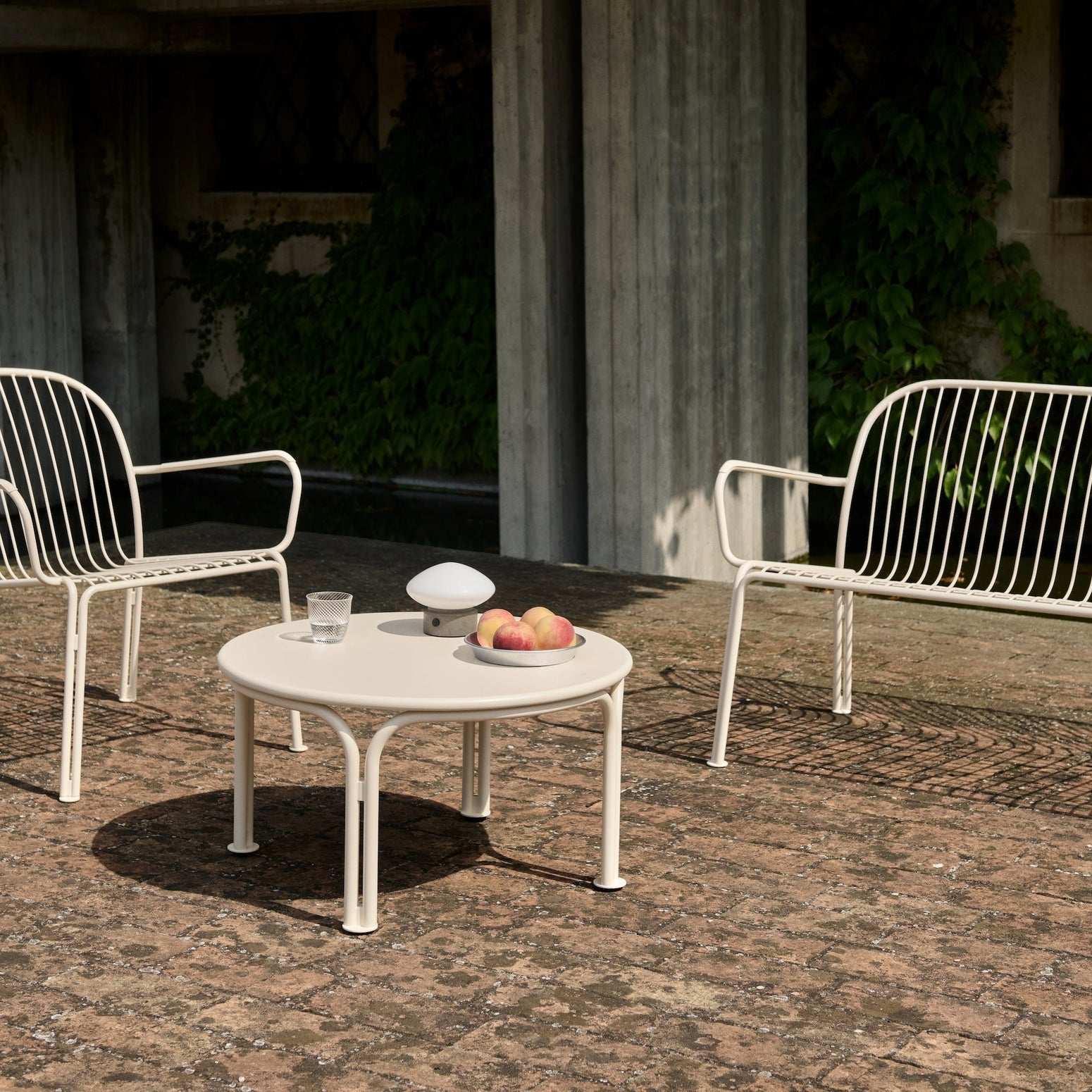 Hvitt loungebord til uteplassen, Thorvald SC108 fra &tradition, størrelse Ø70 cm