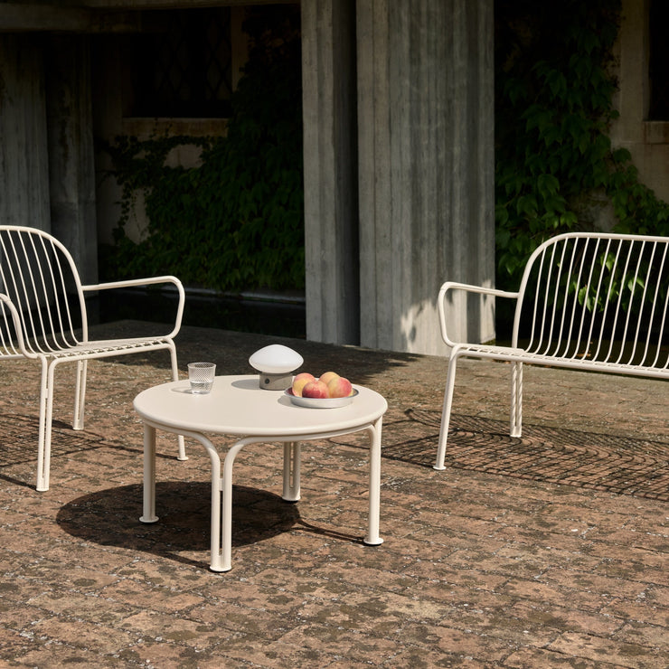 Hvitt loungebord til uteplassen, Thorvald SC108 fra &tradition, størrelse Ø70 cm