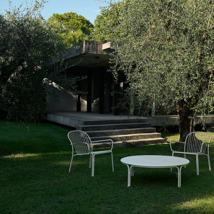 Hvitt loungebord til uteplassen, Thorvald SC109 fra &tradition, størrelse Ø115 cm