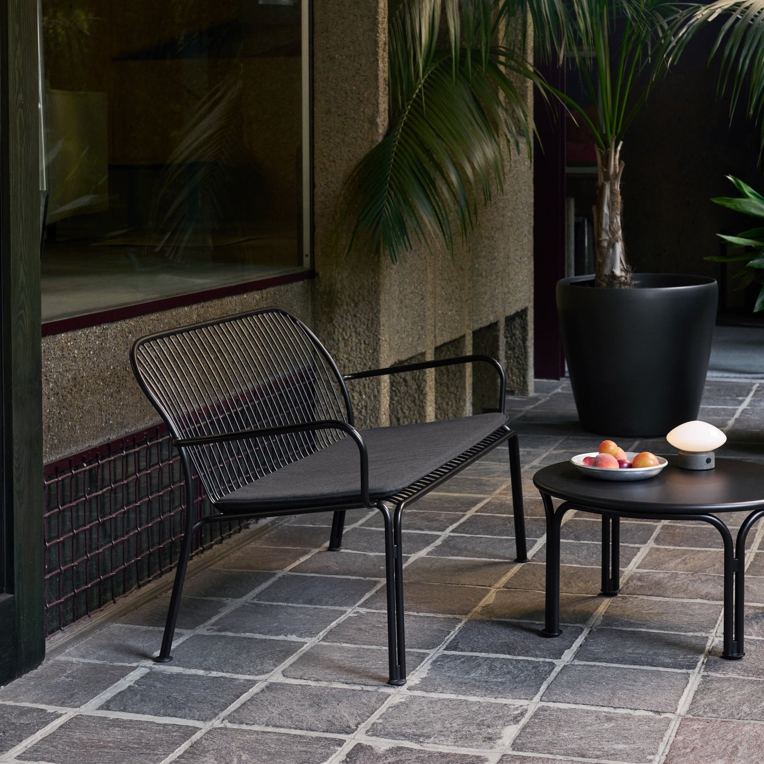 Svart loungesofa Thorvald SC110 fra &tradition med enkel sittepute, tekstil Heritage Char