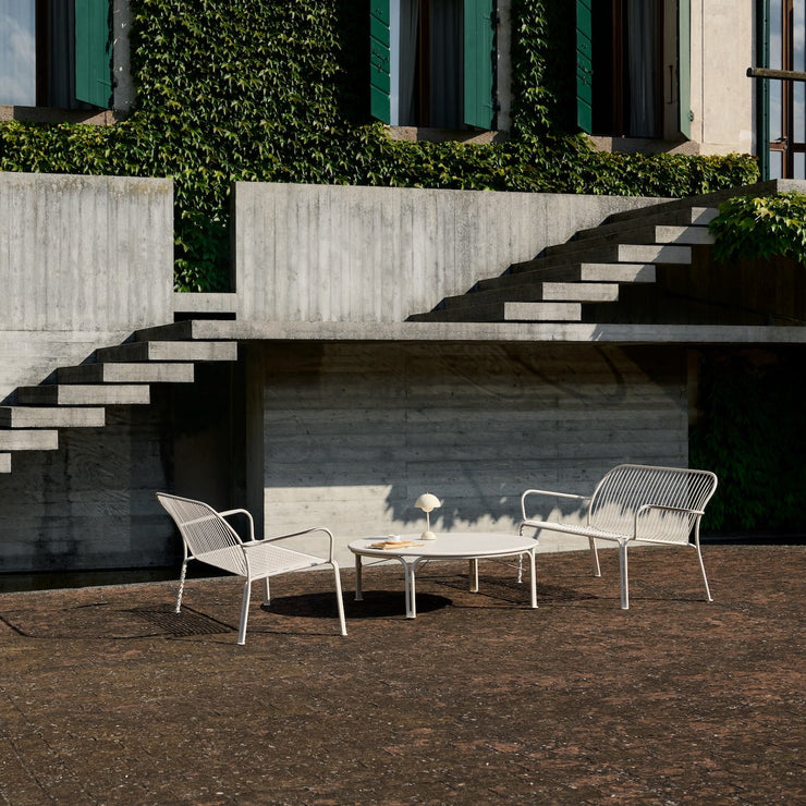 Hvitt loungebord til uteplassen, Thorvald SC109 fra &tradition, størrelse Ø115 cm