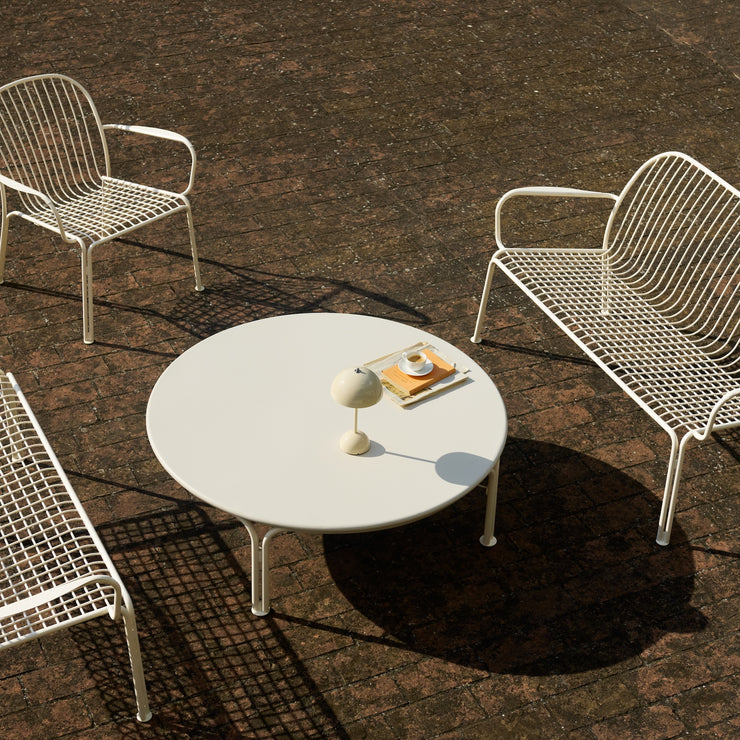 Hvit loungesofa til uteplassen, Thorvald SC110 fra &tradition