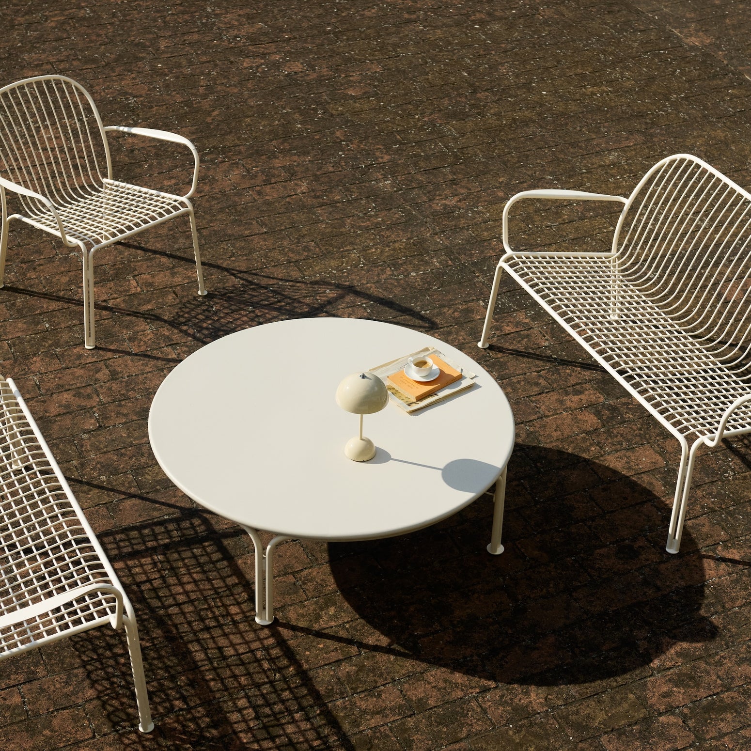 Hvitt loungebord til uteplassen, Thorvald SC109 fra &tradition, størrelse Ø115 cm