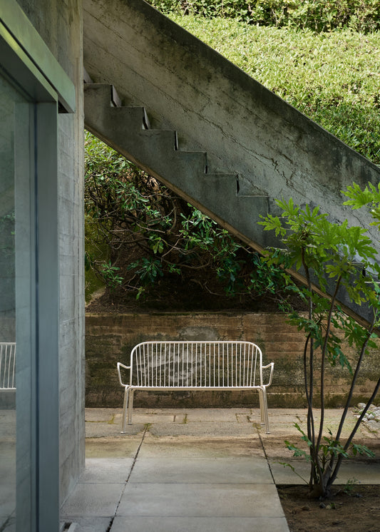 Disse utemøblene vil vi møblere uterommet med fremover! Den superfine utemøbelserien Thorvald, er designet av Space Copenhagen for &tradition. 