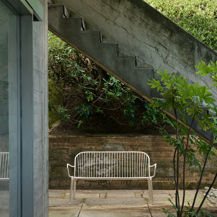 Disse utemøblene vil vi møblere uterommet med fremover! Den superfine utemøbelserien Thorvald, er designet av Space Copenhagen for &tradition. 