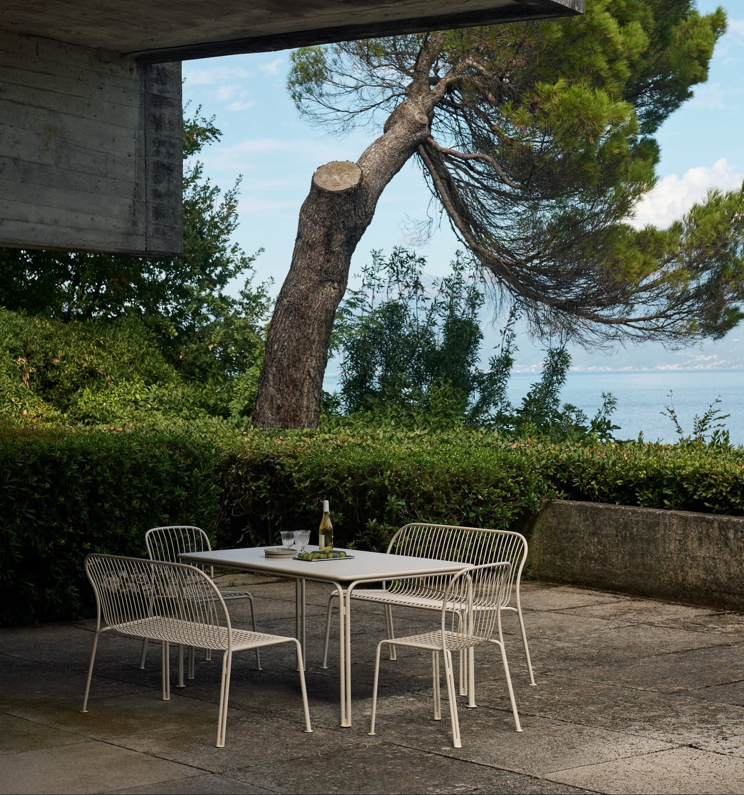 Disse utemøblene vil vi møblere uterommet med fremover! Den superfine utemøbelserien Thorvald, er designet av Space Copenhagen for &tradition.