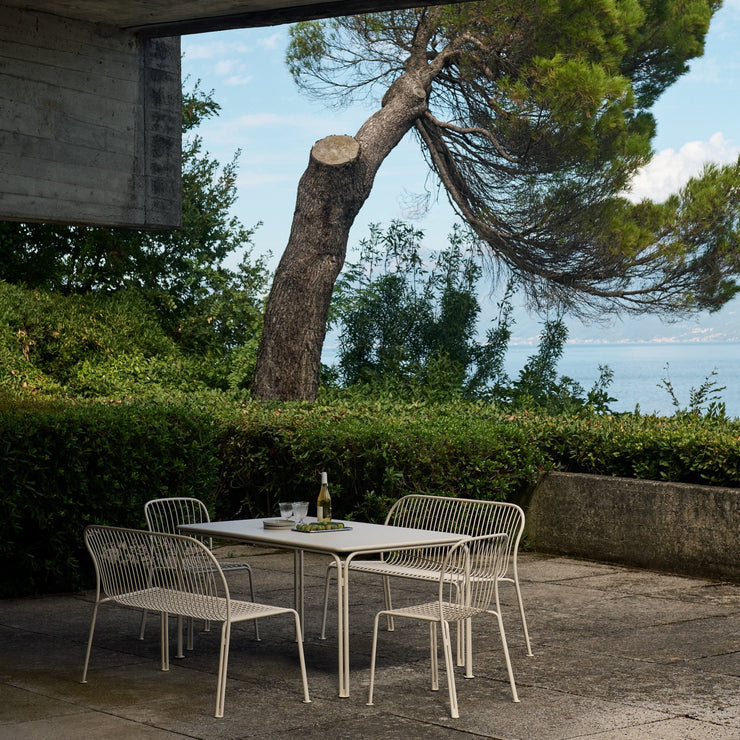 Disse utemøblene vil vi møblere uterommet med fremover! Den superfine utemøbelserien Thorvald, er designet av Space Copenhagen for &tradition.