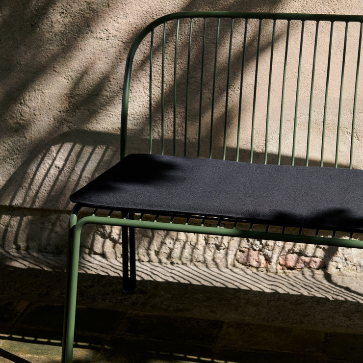 Grønn spisesofa Thorvald SC111 fra &tradition med enkel sittepute, tekstil Heritage Char