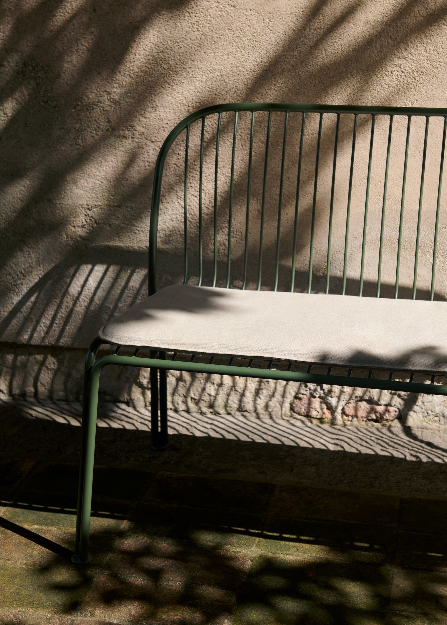 Det finnes også puter til spisesofaen Thorvald SC111 fra &tradition. Her med enkel sittepute i fargen Heritage Papyrus