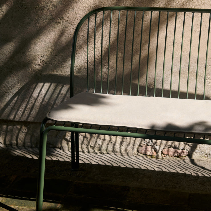 Det finnes også puter til spisesofaen Thorvald SC111 fra &tradition. Her med enkel sittepute i fargen Heritage Papyrus