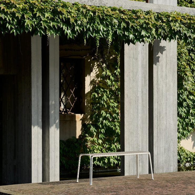 Disse utemøblene vil vi møblere uterommet med fremover! Den superfine utemøbelserien Thorvald, er designet av Space Copenhagen for &tradition.