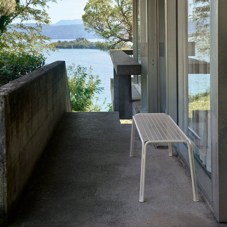 Hvit benk til uteplassen, Thorvald SC112 fra &tradition