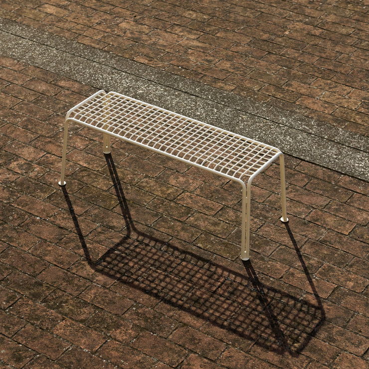 Hvit benk til uteplassen, Thorvald SC112 fra &tradition