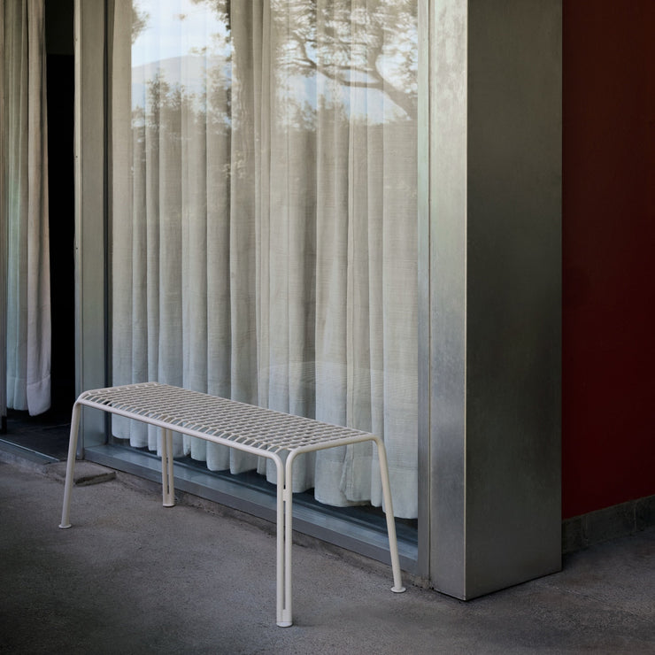 Utebenken i serien, Thorvald SC112, er den perfekte følgesvenn til de rektangulære spisebordene, spisestolene og spisesofaen i samme serie, men er også superfin stående alene. Her i hvit utgave.