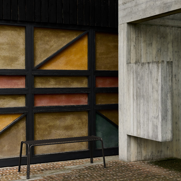 Svart benk til uteplassen, Thorvald SC112 fra &tradition