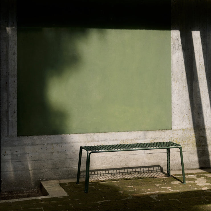 Grønn benk til uteplassen, Thorvald SC112 fra &tradition