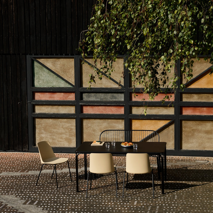 Svart spisesofa til uteplassen, Thorvald SC111 fra &tradition