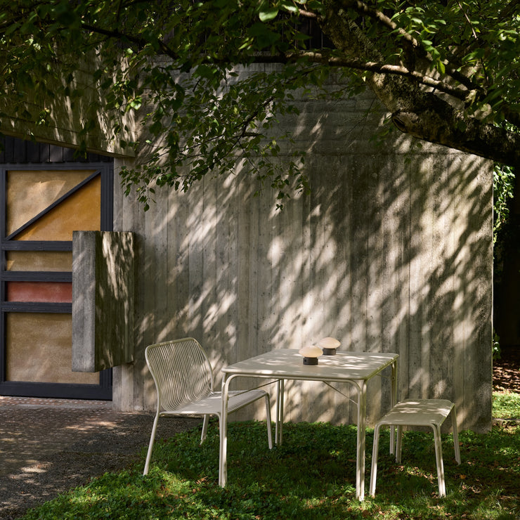 Hvit benk til uteplassen, Thorvald SC112 fra &tradition