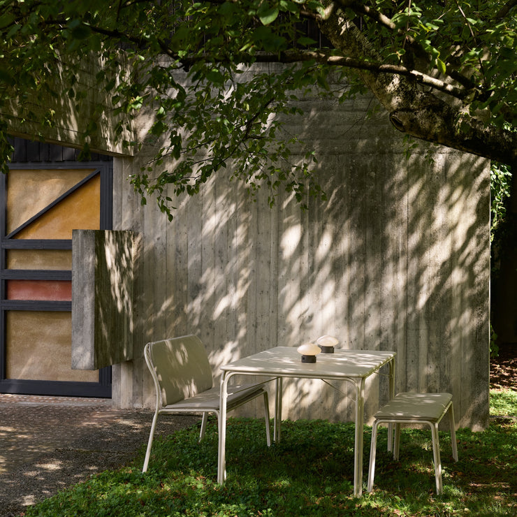 Det finnes også puter til spisesofaen Thorvald SC111 fra &tradition