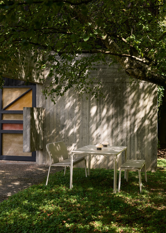 Hvit utebenk Thorvald SC112 fra &tradition med dobbel sittepute, tekstil Heritage Papyrus