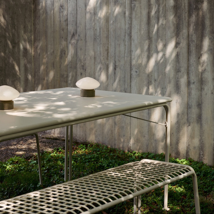 Hvit benk til uteplassen, Thorvald SC112 fra &tradition