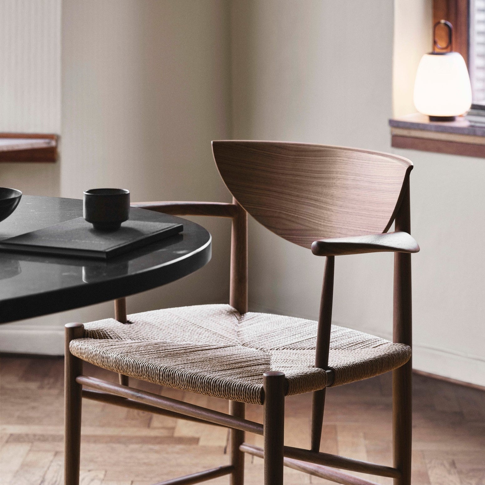 Drawn-stolen HM4 fra &tradition av Hvidt & Mølgaard fra 1956 skiller seg ut som en dansk klassiker. Den er bygget med tradisjonelt håndverk og av naturlige materialer, og har vibber av sunn ærlighet.