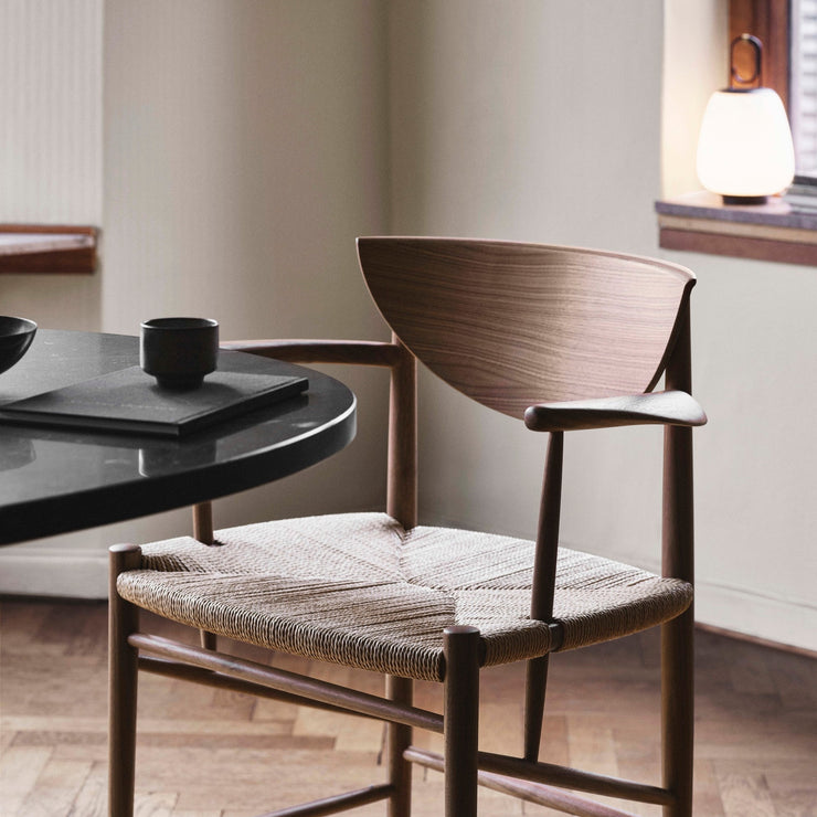Drawn-stolen HM4 fra &tradition av Hvidt & Mølgaard fra 1956 skiller seg ut som en dansk klassiker. Den er bygget med tradisjonelt håndverk og av naturlige materialer, og har vibber av sunn ærlighet.