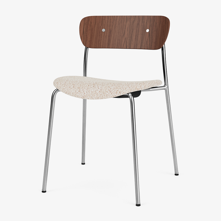 Pavilion i valnøtt, med krom understell og polstret sete i Dedar Serafino Lino 01.