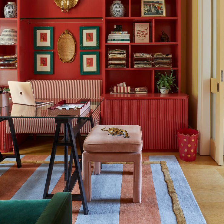 Kolleksjonen Alice Crawley har designet for Layered har et unikt uttrykk som forener tradisjonell britisk og asiatisk estetikk inspirert av designerens mange turer til Sunset Peak i Hong Kong – og hennes minner om kinesisk arkitektur og lyset som bryter gjennom bambusskogene rundt. I eget hjem mikser hun farger og mønstre på en sofistikert måte.