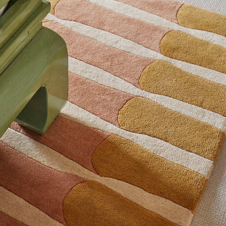 Ullteppet Bamboo Forest fra Layered designet av Alice Crawley i fargen English Rose