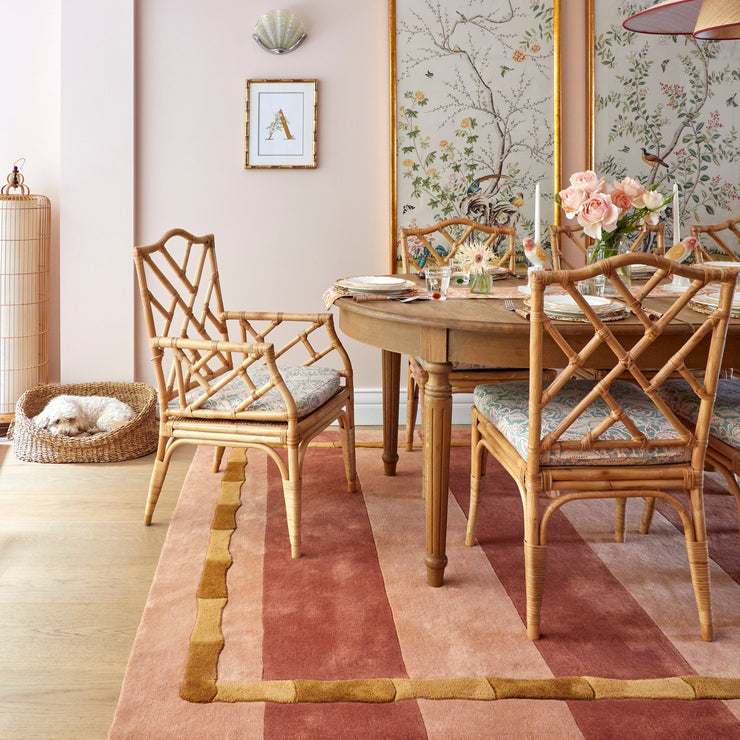 I samarbeid med den britiske interiørdesigneren Alice Crawley har Layered skapt en vakkert mønstret teppekolleksjon som bærer harmoniske nyanser av blått, oker, krem, pudderrosa, brunt og terrakotta. De elegante teppene Bamboo Stripe er laget i 100% deilig myk ull og kommer i tre ulike størrelser: 180x270 cm, 200x300 cm og 250x350 cm.