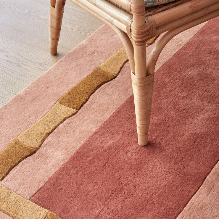 Fargepaletten og det karakteristiske uttrykket på teppene fra Layered passer perfekt for deg som er ute etter å tilføre litt liv og et spennende blikkfang av et teppe til stuen, soverommet eller spisestuen! Her i fargen Terracotta.
