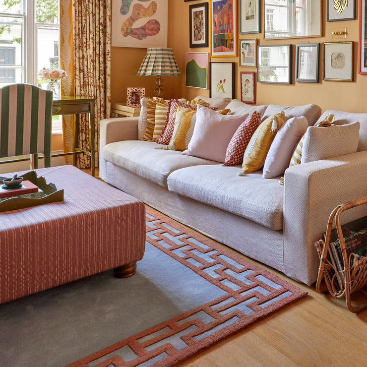 I samarbeid med den britiske interiørdesigneren Alice Crawley har Layered skapt en vakkert mønstret teppekolleksjon som bærer harmoniske nyanser av blått, oker, krem, pudderrosa, brunt og terrakotta. De elegante teppene Indochine er laget i 100% deilig myk ull og kommer i fire ulike størrelser: 180x270 cm, 200x300 cm, 250x350 cm og 300x400 cm. 