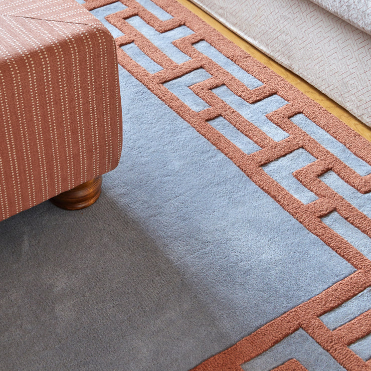 Ullteppet Indochine fra Layered designet av Alice Crawley i fargen Zen Blue