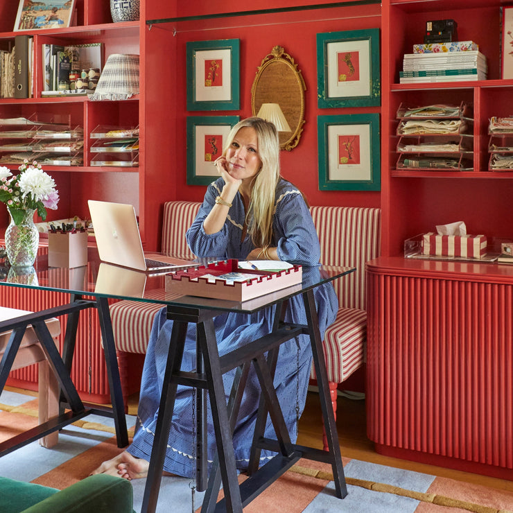 Den britiske interiørdesigneren Alice Crawley i eget hjem. Fargene og mønstermiksen inspirerer!