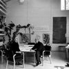 En reise i tid: I gamle arkivbilder fra Artek sitter gjerne Aalto selv ofte i akkurat denne stolen. Her sitter Alvar og Elissa Aalto i Tiilimäki-studioet deres i 1957. Foto: Heikki Havas © Alvar Aalto-museet