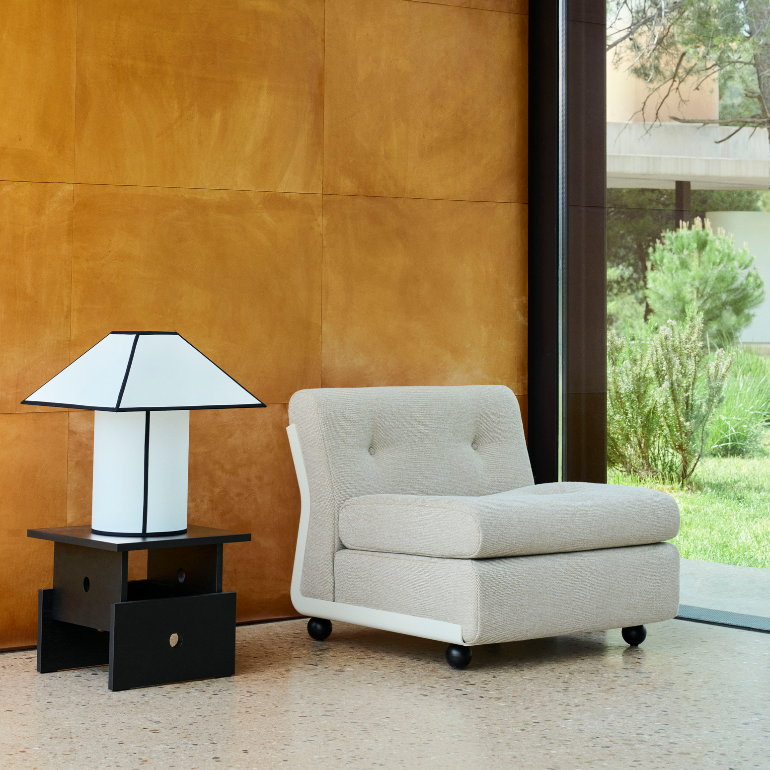 Bordlampe Ava Pyramid Table Lamp 450 fra Hay.