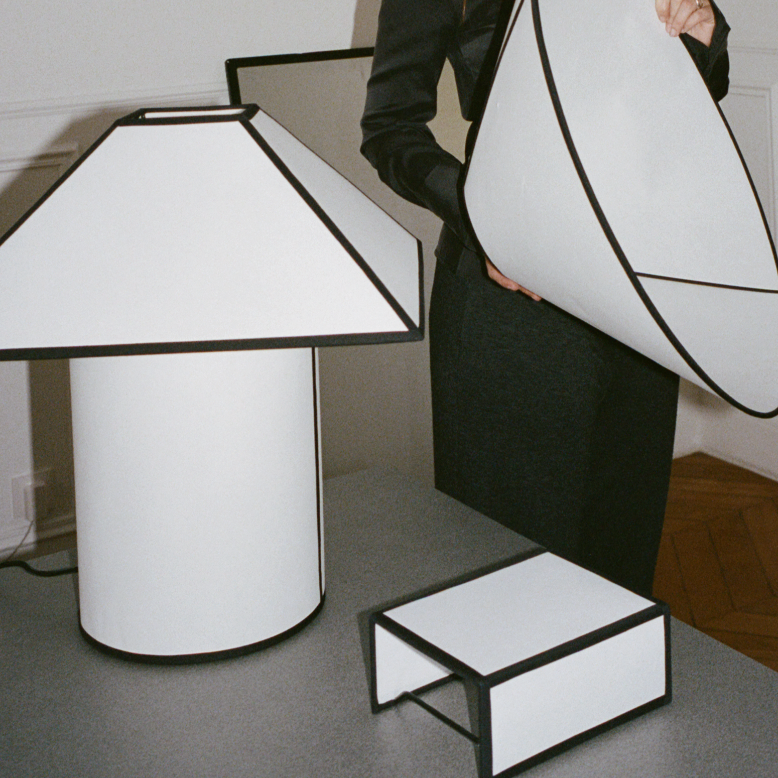 Ava-serien fra Hay. Her med vegglampe Ava Square Wall Lamp, taklampe Ava Cone Pendant og bordlampe Ava Pyramid Table Lamp.
