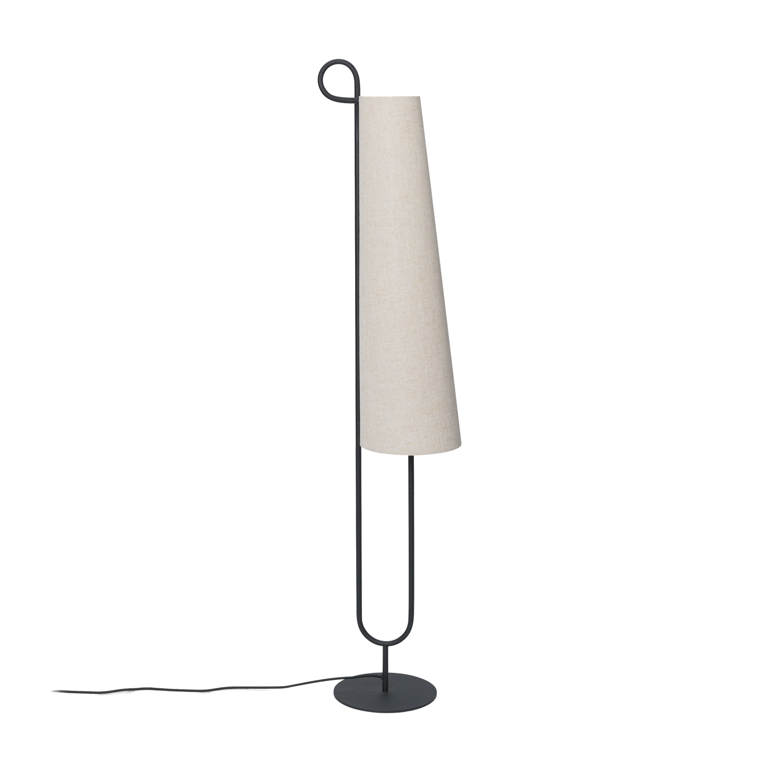 Gulvlampen Ancora fra Ferm Living i pulverlakkert jern med skjerm i lys tekstil balanserer letthet og materialitet på vakkert vis og skaper en behagelig atmosfære i alle rom.  Lampen har fått navnet sitt fra det italienske ordet for "anker", og formen er tydelig inspirert av dette.