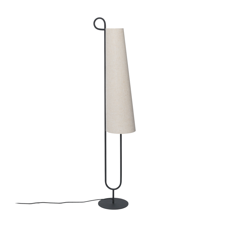 Gulvlampen Ancora fra Ferm Living i pulverlakkert jern med skjerm i lys tekstil balanserer letthet og materialitet på vakkert vis og skaper en behagelig atmosfære i alle rom.  Lampen har fått navnet sitt fra det italienske ordet for "anker", og formen er tydelig inspirert av dette.