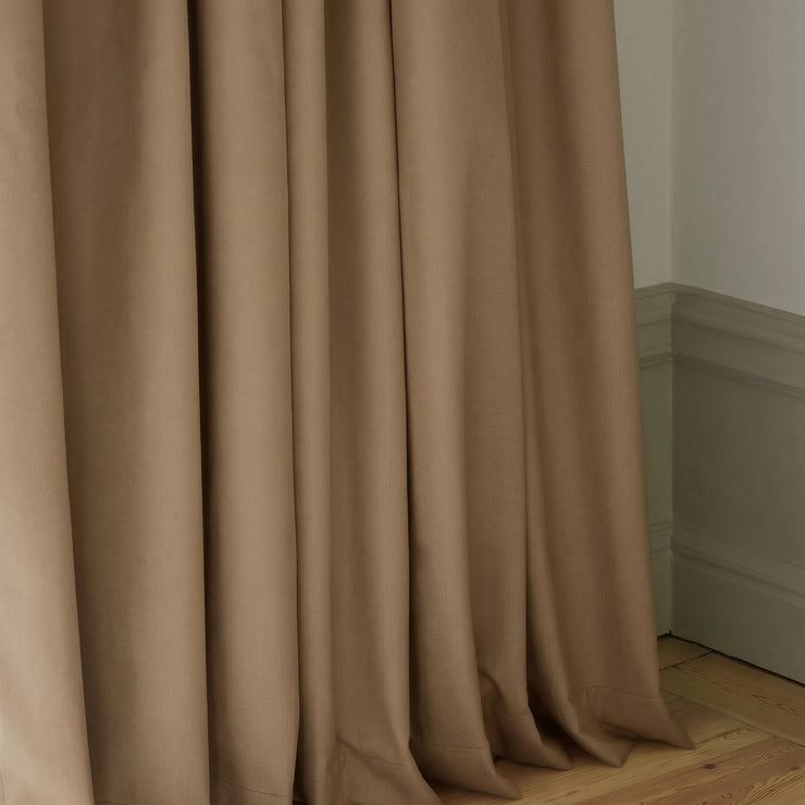 Mørkleggende gardin Core fra Gotain i farge Taupe