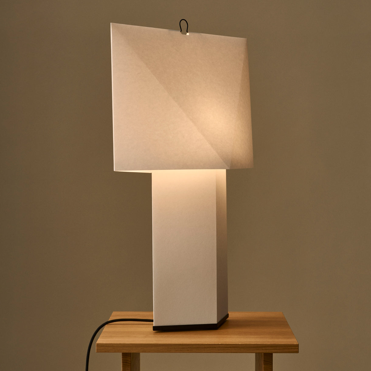Aplat Table Lamp gir dimmet lys