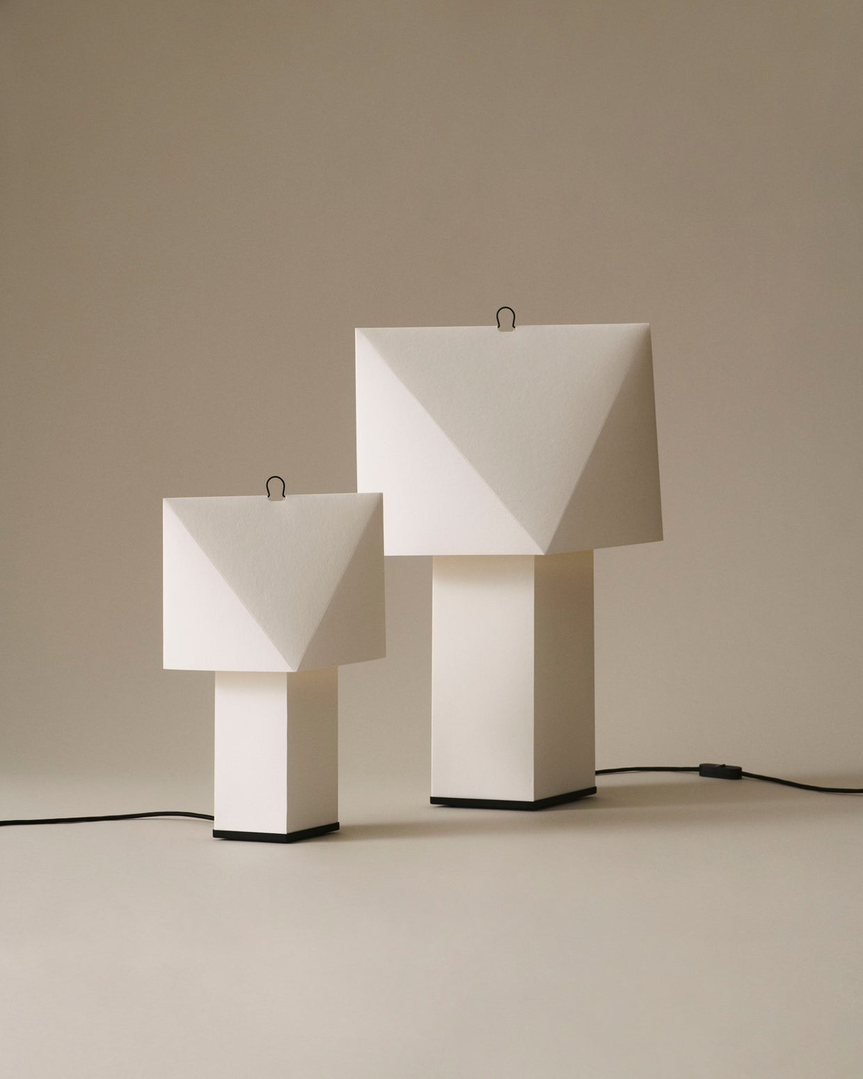 Aplat Table Lamp 400 og 660 side ved side