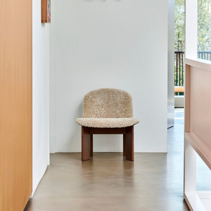 Lenestolen er også veldig kul i fluffy versjon! Her er Chisel Lounge Chair fra Hay med base i valnøtt og polstret sete i saueskinn.