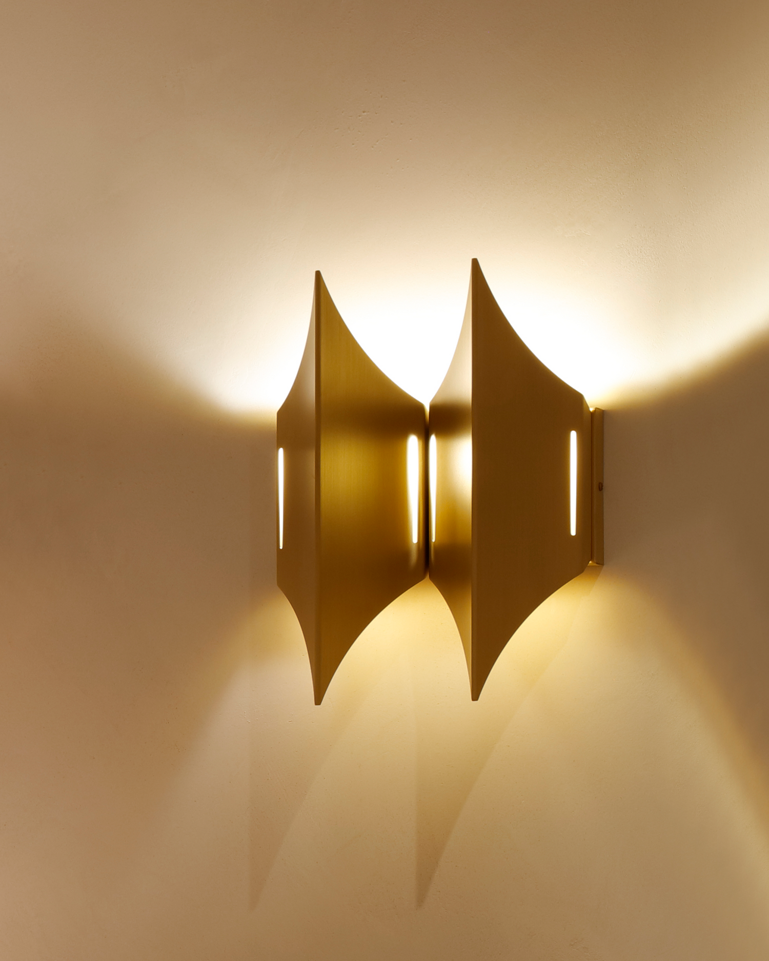 Vegglampen Gothic II fra Lyfa.