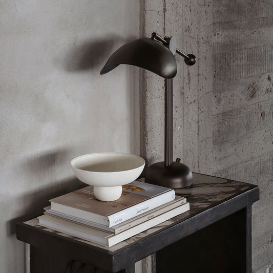 Den karakteristiske og elegante bordlampen Stingray fra 101 Copenhagen har et kunstnerisk uttrykk vi liker godt. Lampeskjermens vakre form er inspirert av piggrokker og skjermen balanserer vakkert mot de mer rettlinjede elementene i lampen.