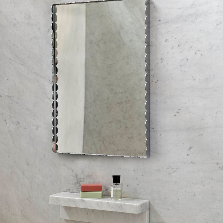Ute etter et speil som skiller seg litt ut? Speilene i Arcs-serien fra Hay er alle laget i rustfritt stål der en kjede av små buer omslutter speilet på dekorativt vis. Det er så fint! Her finnes det både pulverlakkerte, fargede varianter og versjoner i blankpolert stål.