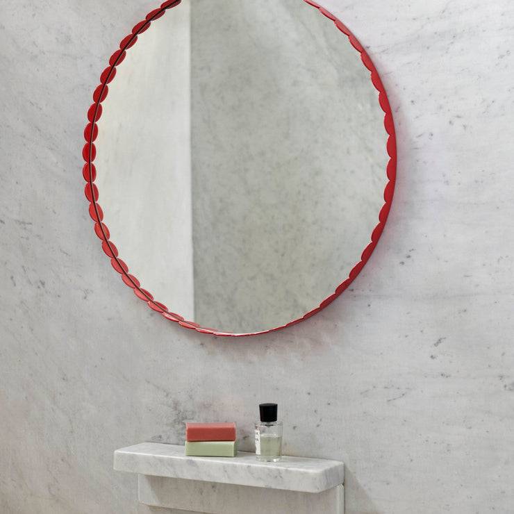 Et drypp av rødt i innredningen er også veldig fint – og gjerne på baderom i kombinasjon med lys marmor og stein!